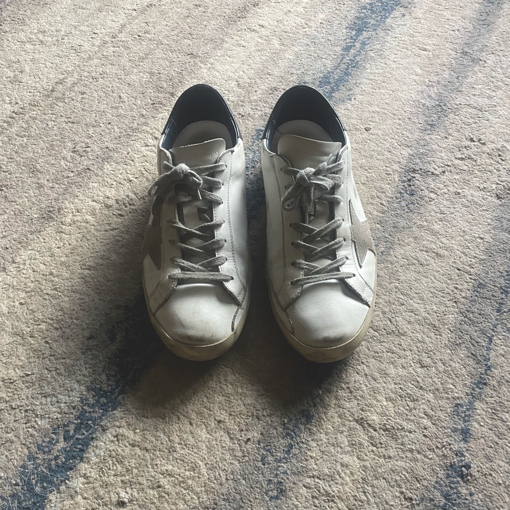 Golden gooses white on white with a blue heel. Men sizes 43 (10).